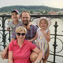 Family of four with their child who is affected by ECHS1d.